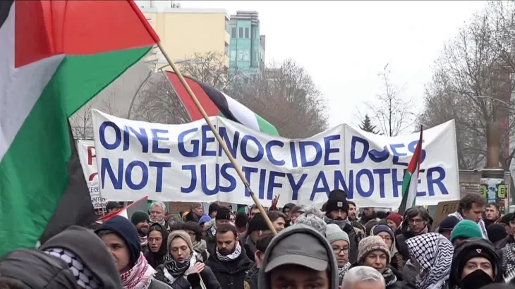 فلسطين – مظاهرات في ألمانيا وفرنسا تطالب بمعاقبة ومقاطعة “إسرائيل”.