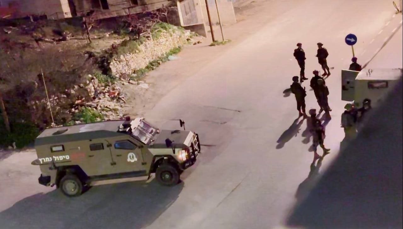 فلسطين – عدوان واسع النطاق: قصف منزل شهيد في الخليل واعتقالات ومداهمات في الضفة الغربية