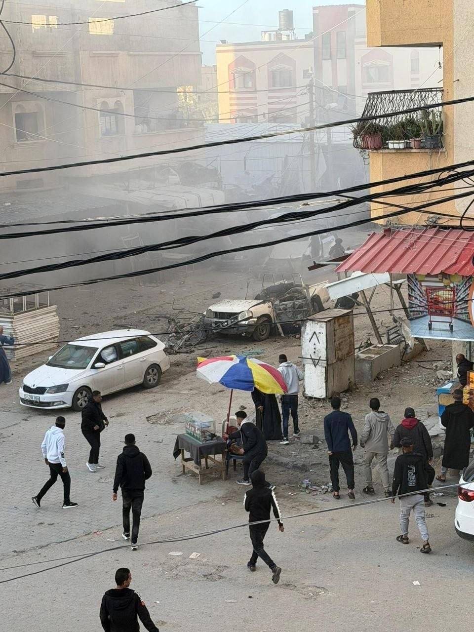 فلسطين – 4 شهداء في قصف سيارة للشرطة في النصيرات.. وشهيد وجريح في استهداف المواطنين بمدينة غزة