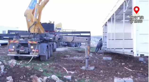 فلسطين – لإقامة مستوطنة جديدة في موقع حساس، ينقل الاحتلال عشرات الكرفانات إلى شمال الضفة الغربية