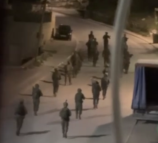 فلسطين – تصعيد في الضفة الغربية: إصابات واعتقالات وتحويل المنازل إلى ثكنات عسكرية