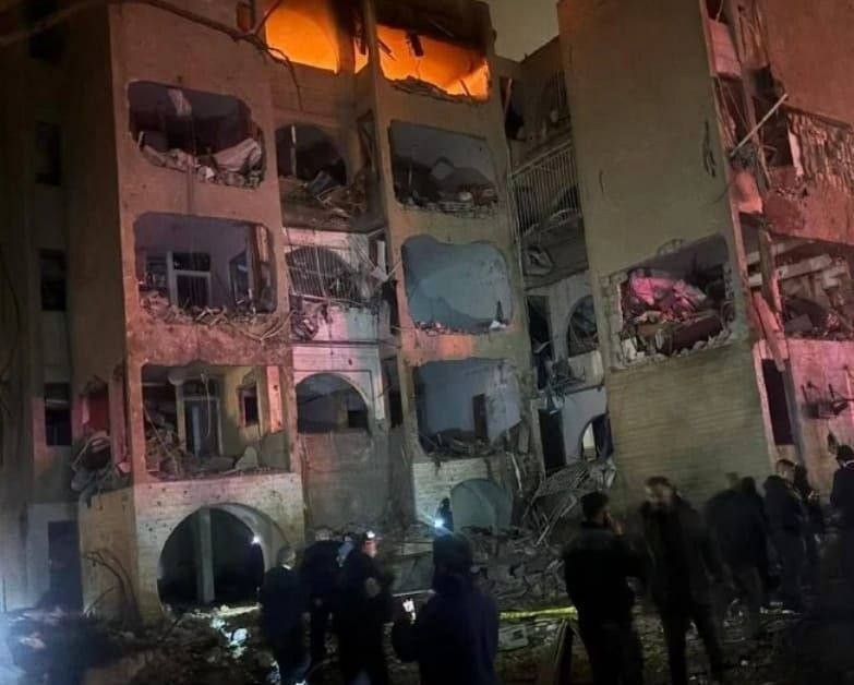 فلسطين – أراد تقع ضمن مدى الصواريخ الإيرانية: قتلى ومحاصرون تحت الأنقاض بعد القصف