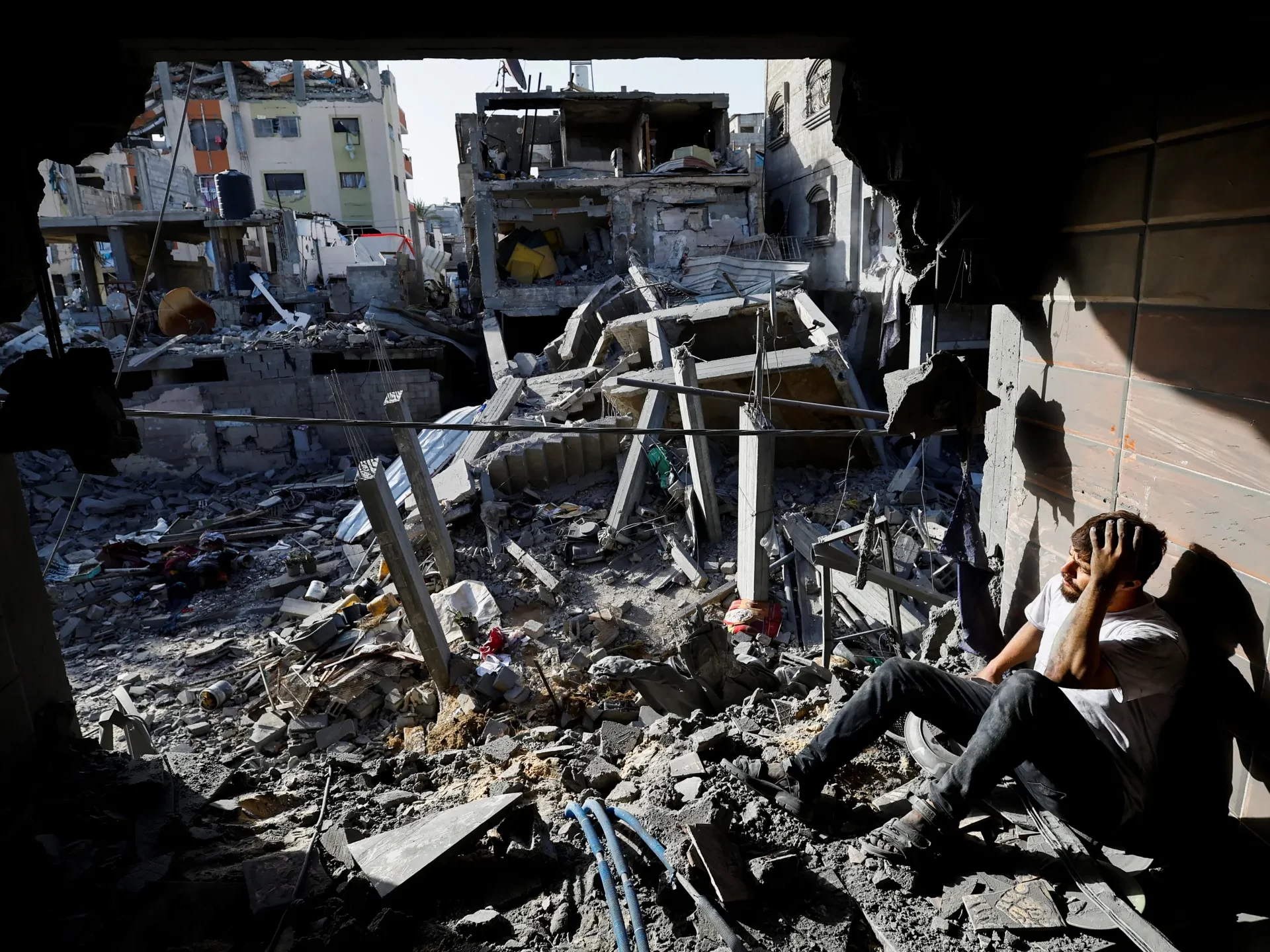 فلسطين – استشهد زوجان وطفلهما في غارة إسرائيلية وسط قطاع غزة فلسطين – استشهد زوجان وطفلهما في غارة إسرائيلية وسط قطاع غزة
