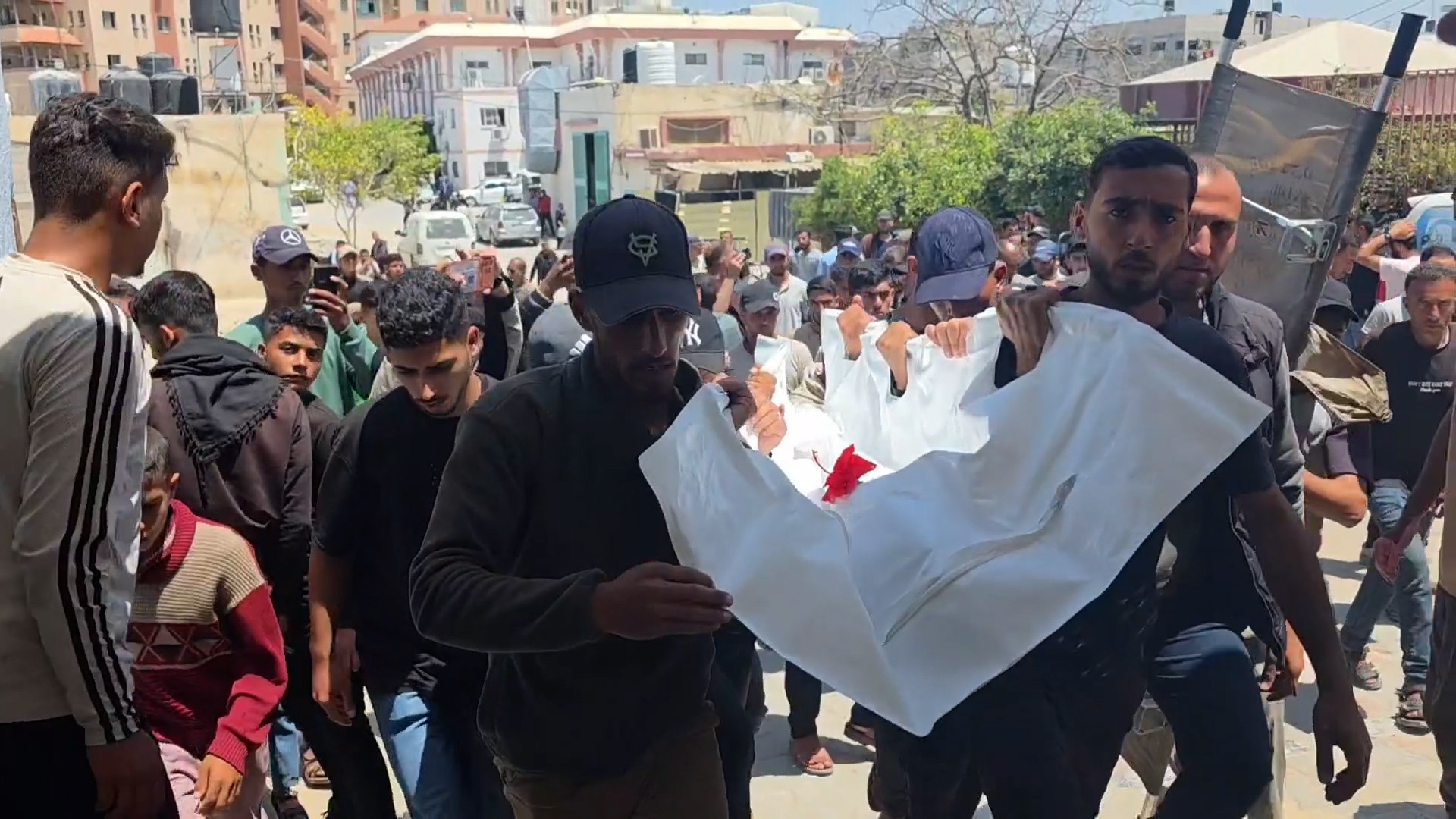 فلسطين – استشهد شخصان، أحدهما طفل، بنيران جيش الاحتلال جنوب قطاع غزة