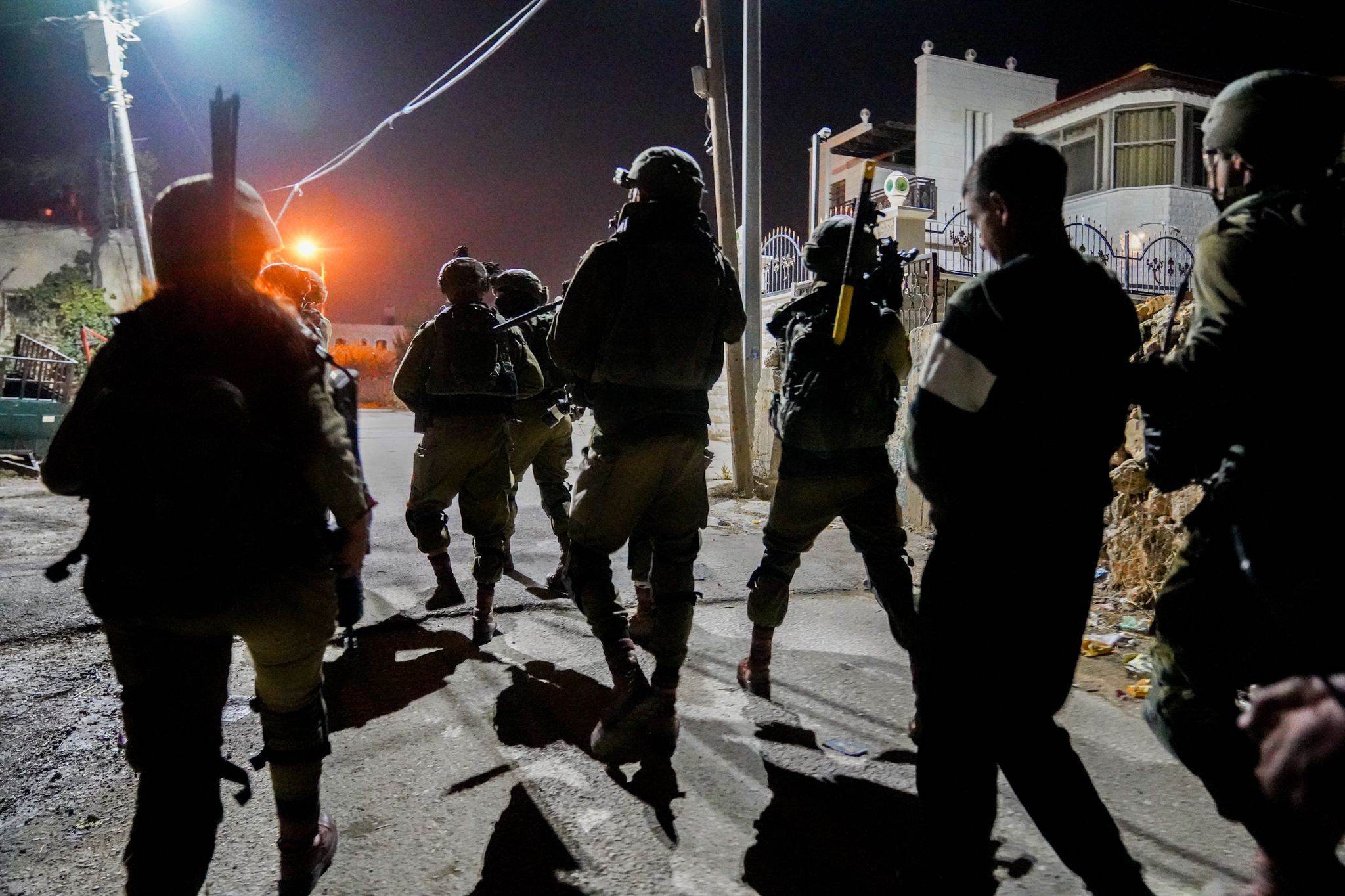 فلسطين – إصابات واعتقالات خلال مداهمات في الضفة الغربية والقدس فلسطين – إصابات واعتقالات خلال مداهمات في الضفة الغربية والقدس