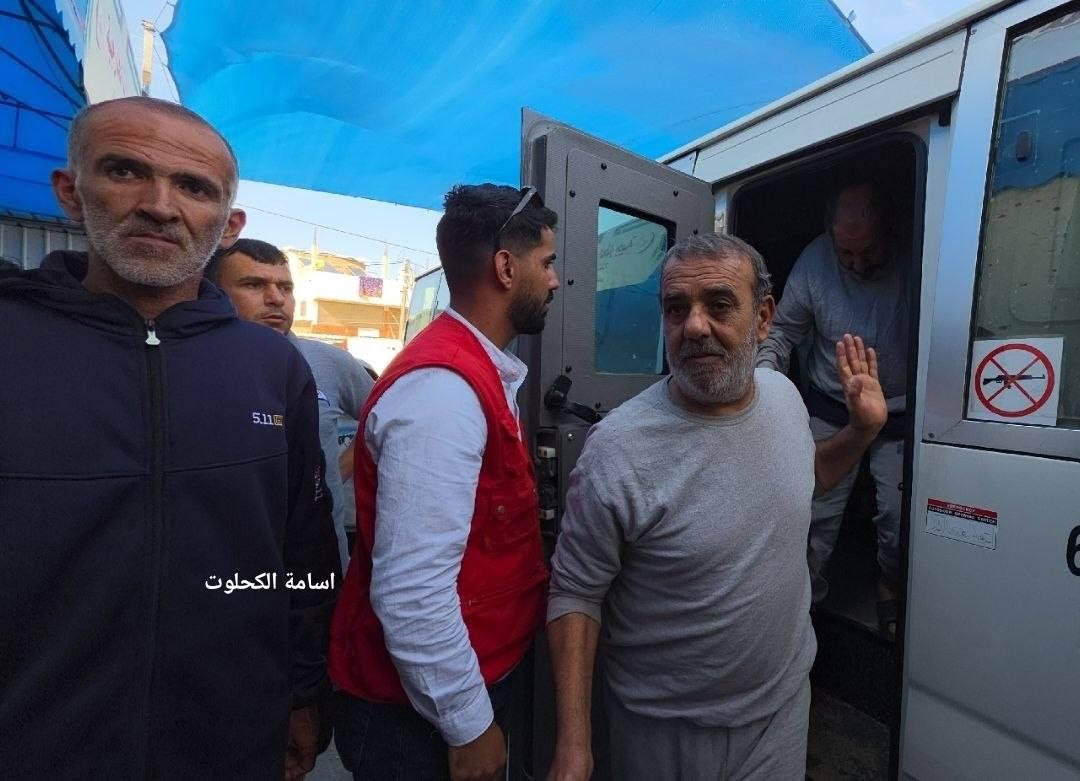 فلسطين – شاهد: جيش الاحتلال يطلق سراح 15 أسيراً من غزة فلسطين – شاهد: جيش الاحتلال يطلق سراح 15 أسيراً من غزة