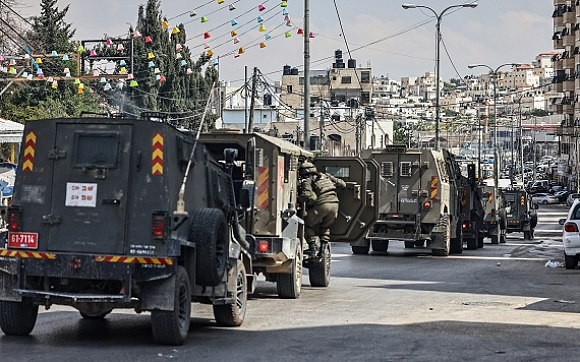 فلسطين – الاحتلال يشن حملة توغل واعتقالات واسعة في الضفة الغربية.. ومستوطنون يعتدون على ترمسعيا فلسطين – الاحتلال يشن حملة توغل واعتقالات واسعة في الضفة الغربية.. ومستوطنون يعتدون على ترمسعيا