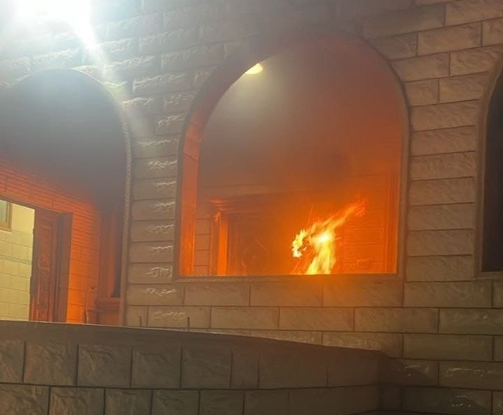 فلسطين – مستوطنون يحرقون مسجدا في الخليل، ويعتقل أطفالا في الضفة الغربية فلسطين – مستوطنون يحرقون مسجدا في الخليل، ويعتقل أطفالا في الضفة الغربية